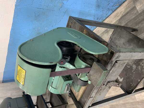1" x 42" Burr King #562, vertical belt grinder, 5-1/2" throat, positive belt tracking, 3 wheels, pedestal - Image 3