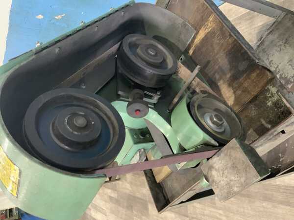 1" x 42" Burr King #562, vertical belt grinder, 5-1/2" throat, positive belt tracking, 3 wheels, pedestal - Image 4