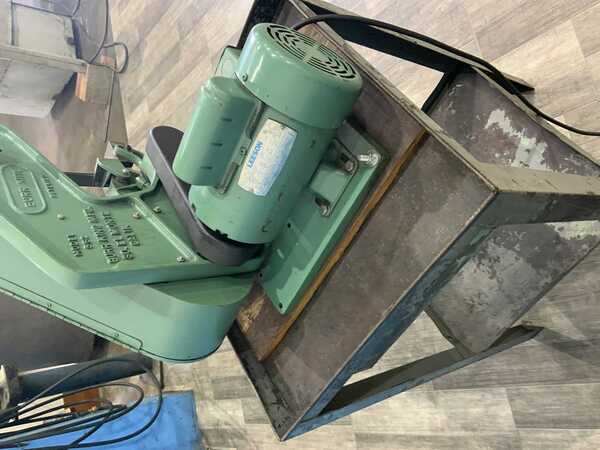 1" x 42" Burr King #562, vertical belt grinder, 5-1/2" throat, positive belt tracking, 3 wheels, pedestal - Image 7