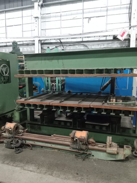 Bar feeder, 4" diameter capacity, 6' feed length, 2 hydraulic chucks - Image 1