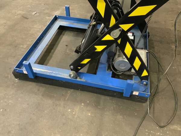 3300 lb. Global Industrial #HW154848-HF, 48" x 48" hydraulic scissor lift table, 40" lift height, 1.5 HP, 2022 - Image 4