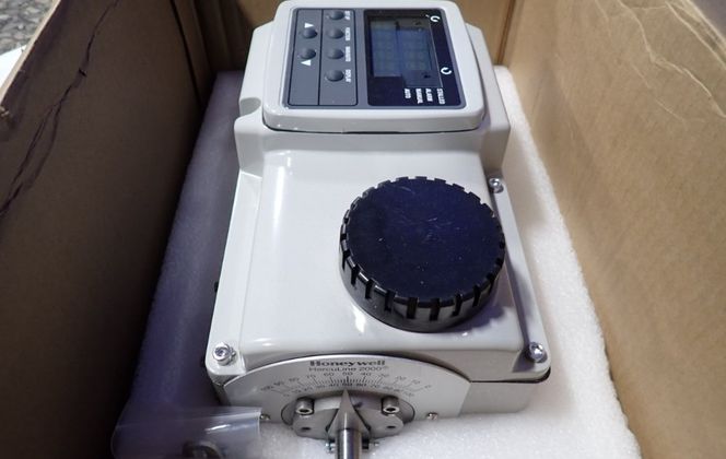 Honeywell #2001-400-090-126-200-20-101000-1-0-00, Electric Actuator, 400 lb-in torque, digital display - Image 1