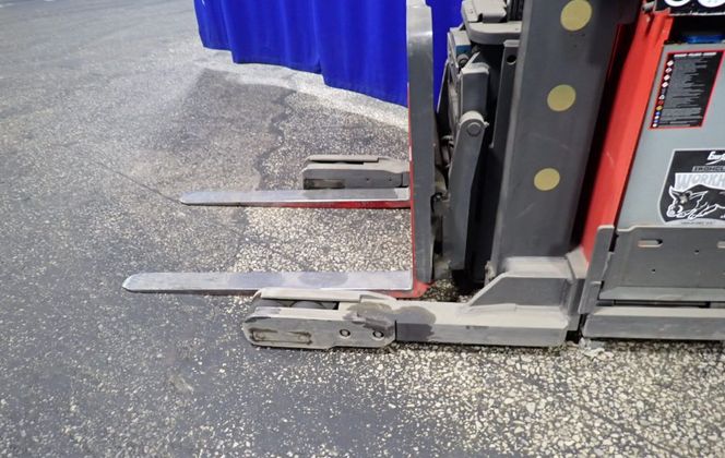 4500 lb. Raymond #EZ-R40TT, Electric Stand-Up Reach Forklift, 200" lift height, 85" mast height, 4" x 42" - Image 2
