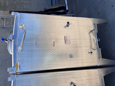 529 gallon Vinquip, Stainless Steel Tote Tank, 48" x 48" square, top & side bottom manways, side bottom - Image 3