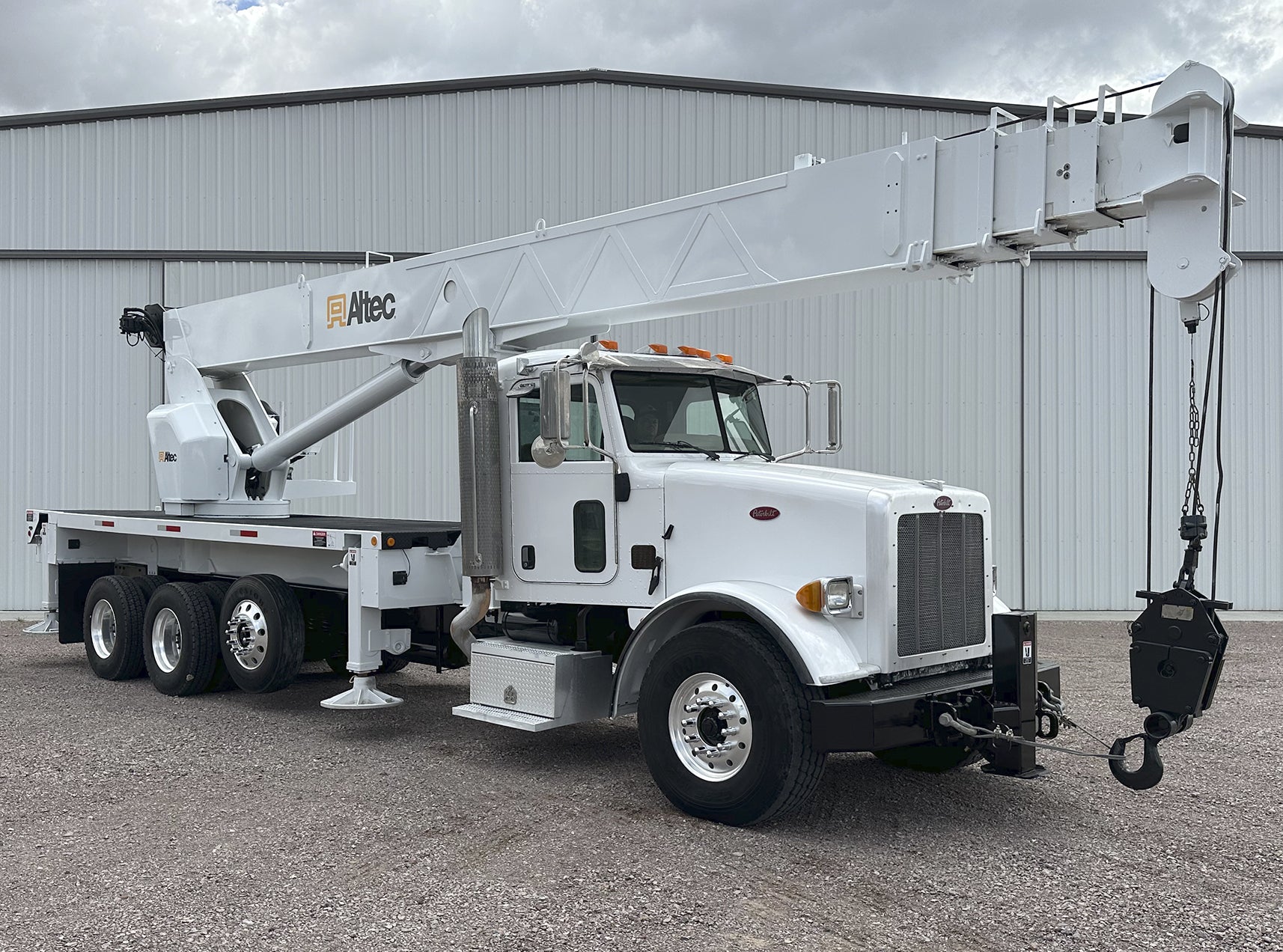 38 Ton, Altec #AC38-127S, truck-mounted hydraulic crane, 127' lift, Peterbilt 365 truck, Caterpillar engine - Image 2