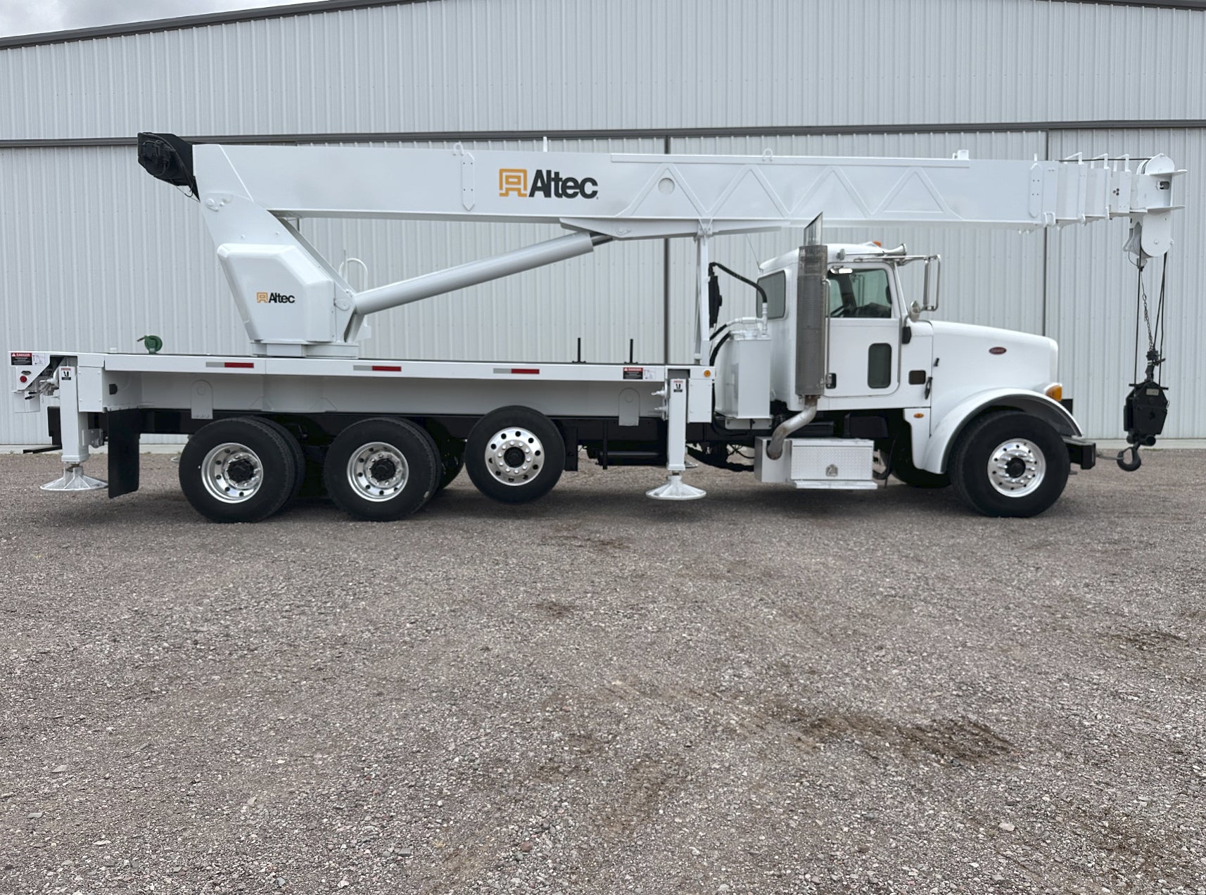 38 Ton, Altec #AC38-127S, truck-mounted hydraulic crane, 127' lift, Peterbilt 365 truck, Caterpillar engine - Image 3