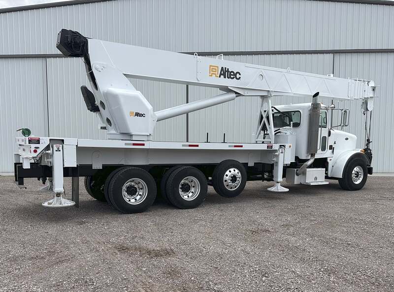 38 Ton, Altec #AC38-127S, truck-mounted hydraulic crane, 127' lift, Peterbilt 365 truck, Caterpillar engine - Image 5