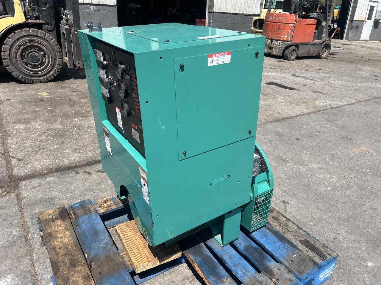 35 KW, 1800 RPM, Cummins/Onan #DGBB-3367339, Generator End, 120/240 Volts, 12 poles, 1833 hours, 1999 - Image 1