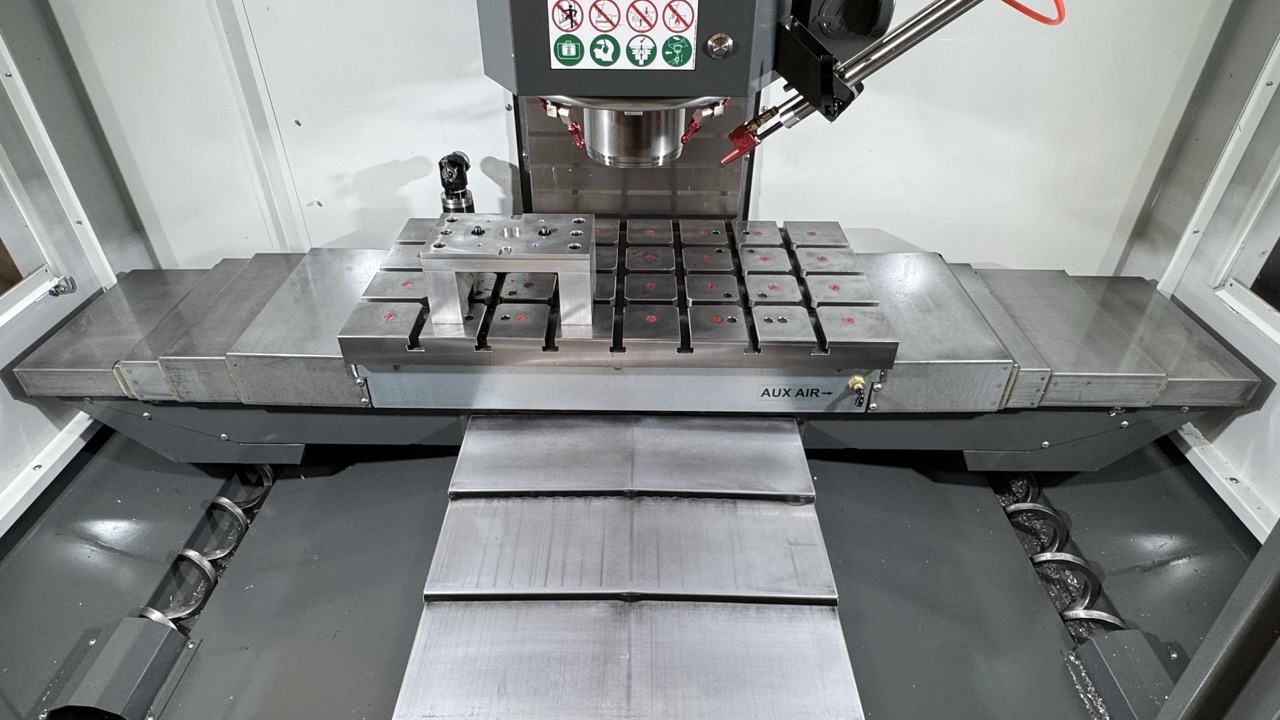 Haas #VM-2, 5-Axis vertical machining center, 30" X, 20" Y, 20" Z, 15000 RPM, CAT40, TRT210 5th Axis, thru - Image 4
