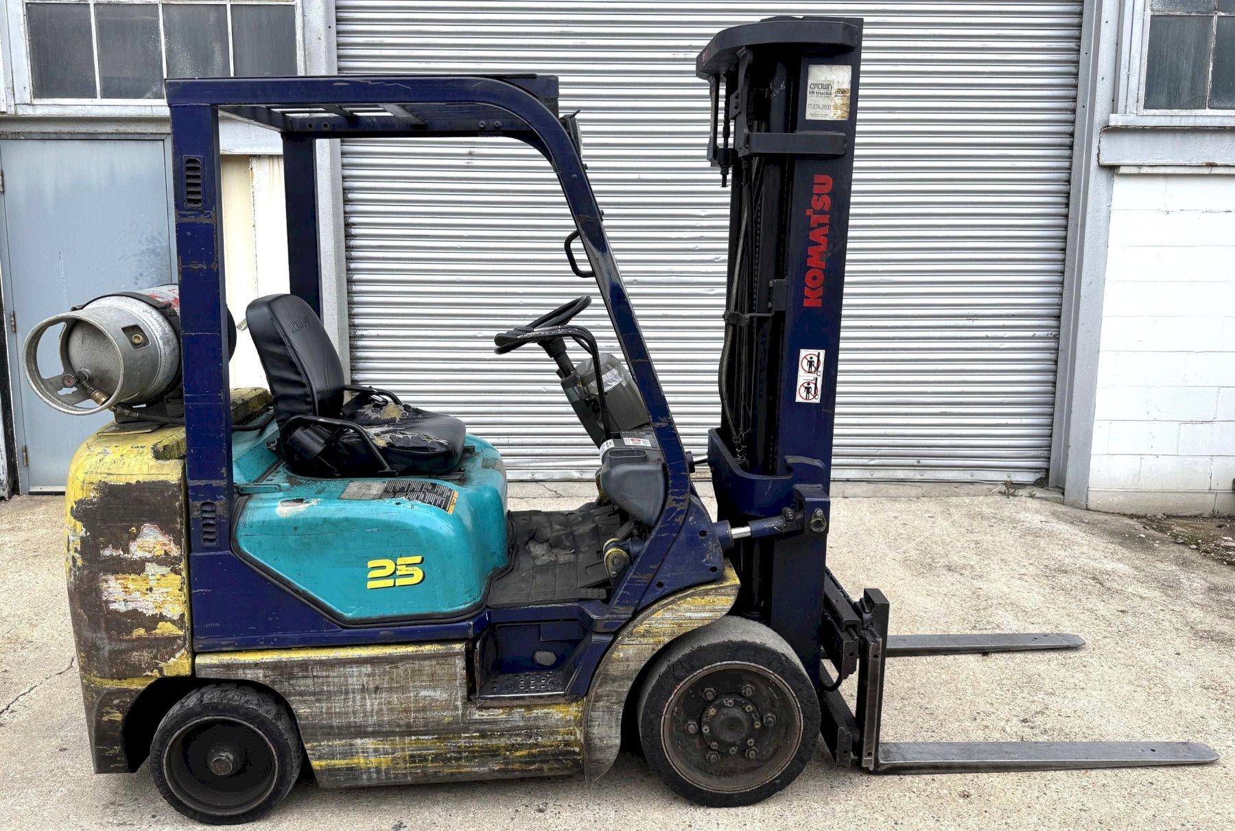 4500 lb. Komatsu #FG25ST-12, LP gas forklift, triple stage mast, side shift, 188" lift height - Image 1
