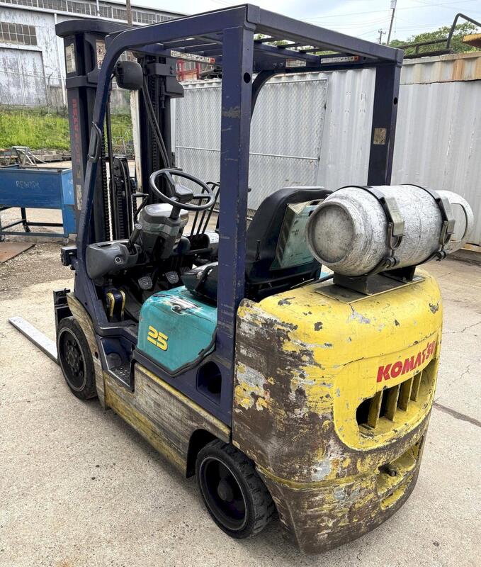 4500 lb. Komatsu #FG25ST-12, LP gas forklift, triple stage mast, side shift, 188" lift height - Image 3