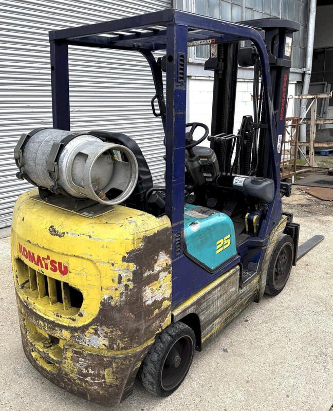 4500 lb. Komatsu #FG25ST-12, LP gas forklift, triple stage mast, side shift, 188" lift height - Image 4