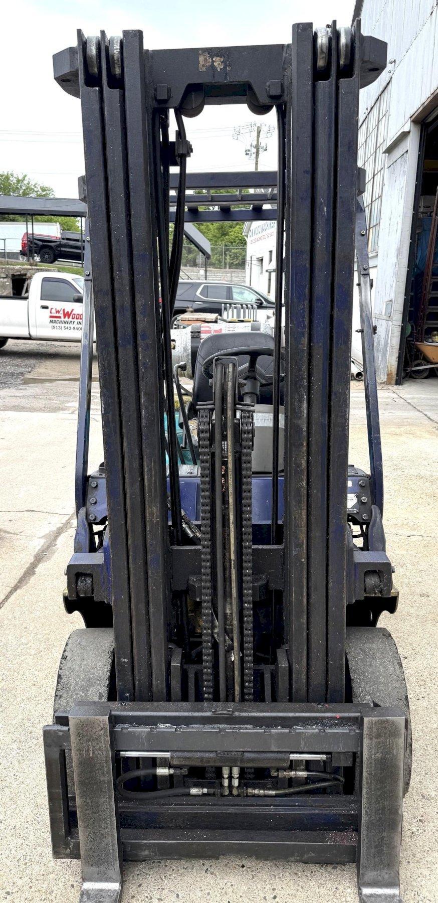 4500 lb. Komatsu #FG25ST-12, LP gas forklift, triple stage mast, side shift, 188" lift height - Image 9