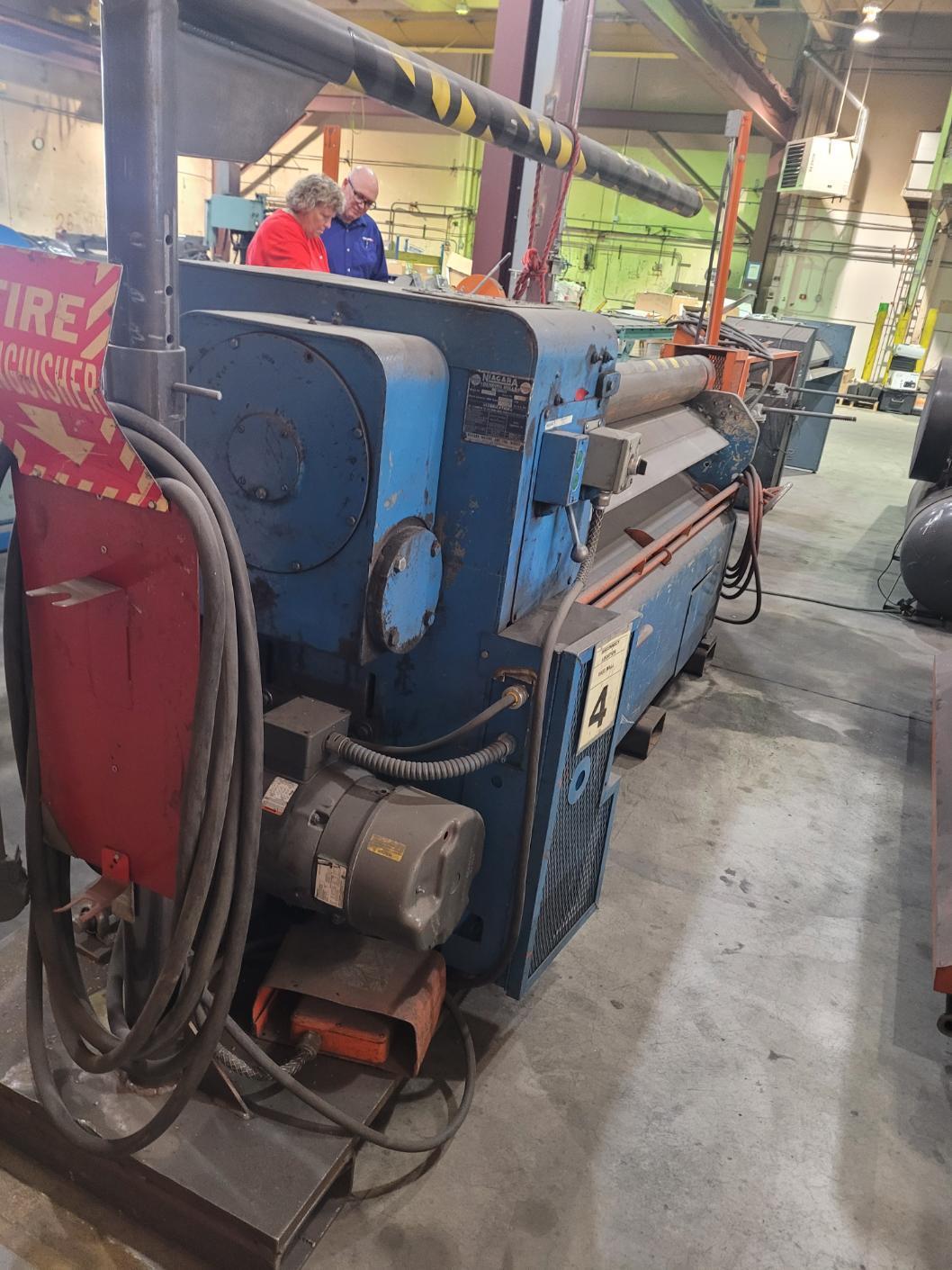 3/16" x 6' Niagara #6-72, pyramid plate bending roll, 6" rolls, 25 FPM, powered drop end, 7.5 HP, pedestal - Image 3