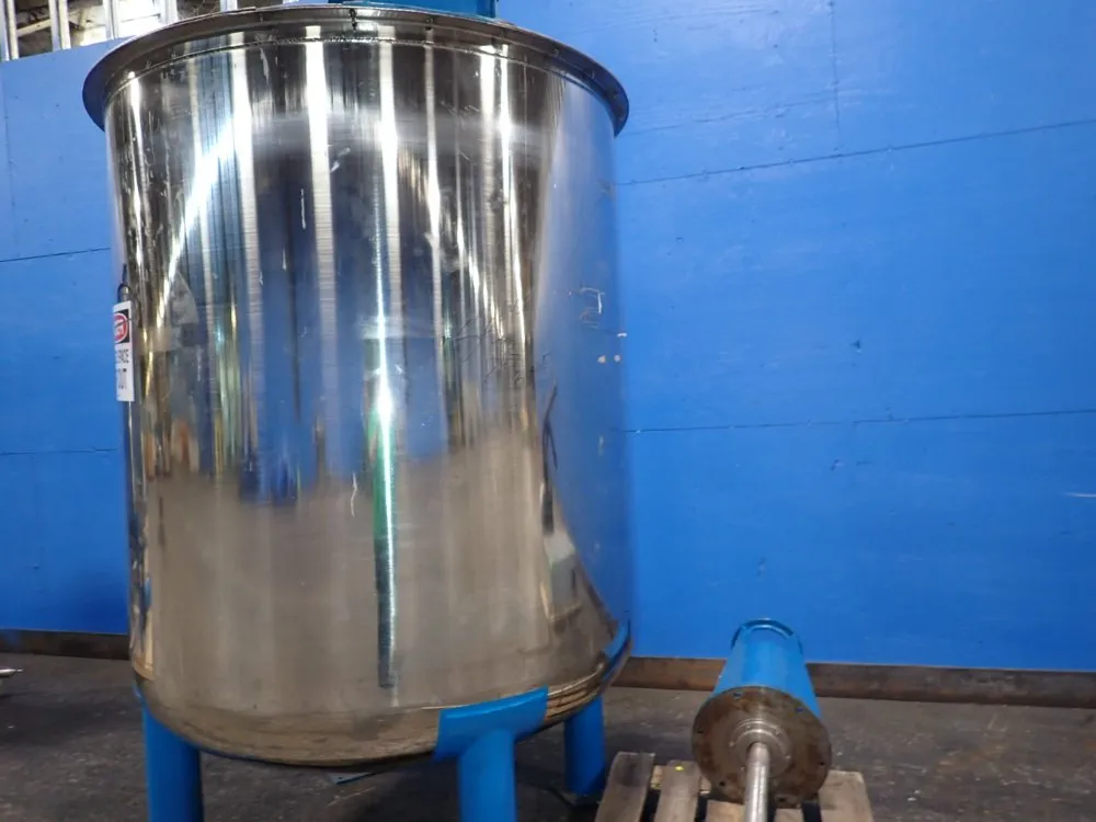 800 gallon Stainless Steel tank, 60" diameter x 65", w/agitator - Image 2