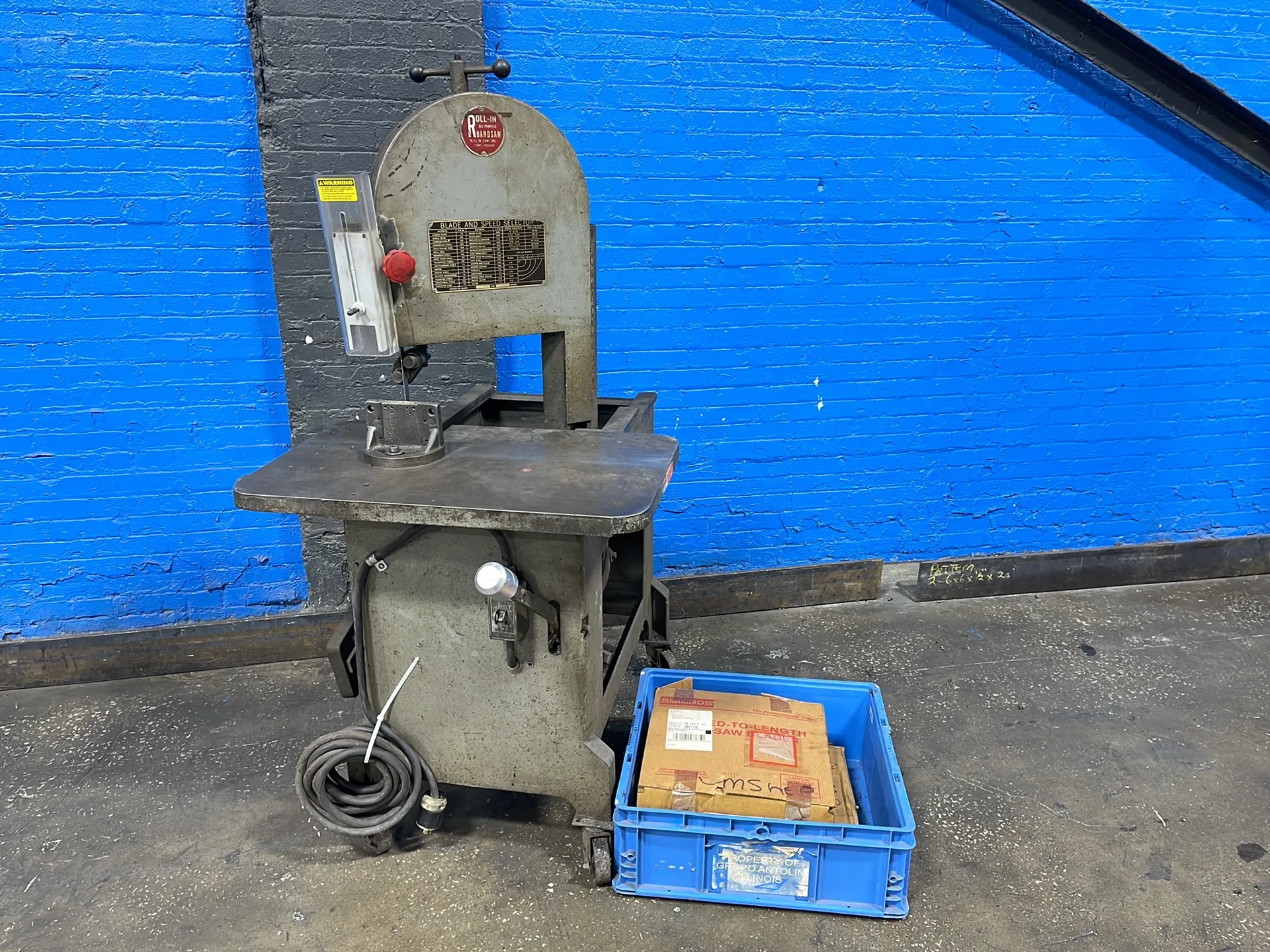 18.5" x 30.5" Roll-In, vertical band saw, 3/4 HP, 1730 RPM - Image 6