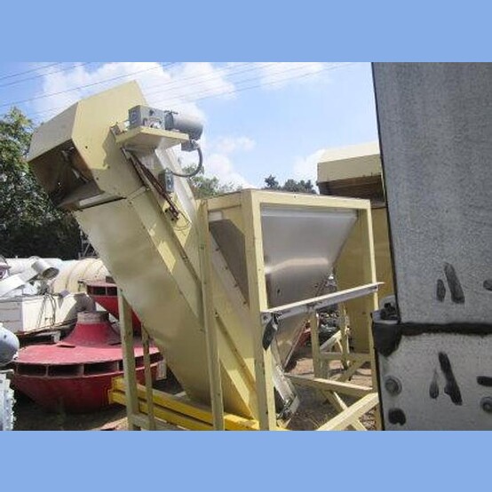 25 cu. ft. Han-Tek Stainless Steel Hopper with Inclined Belt Discharge, 54" x 54", 20" cleated conveyor (2 - Image 2