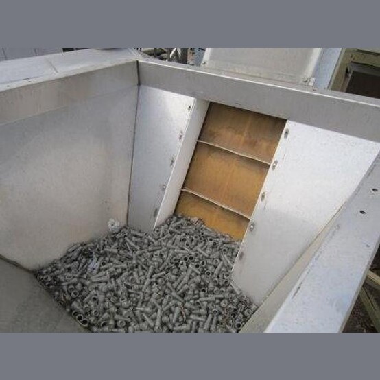 25 cu. ft. Han-Tek Stainless Steel Hopper with Inclined Belt Discharge, 54" x 54", 20" cleated conveyor (2 - Image 4