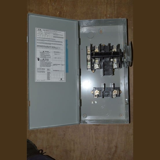 100 Amp. Cutler Hammer, Non-Fusible Disconnect Switch, 240 Volts, single phase - Image 2