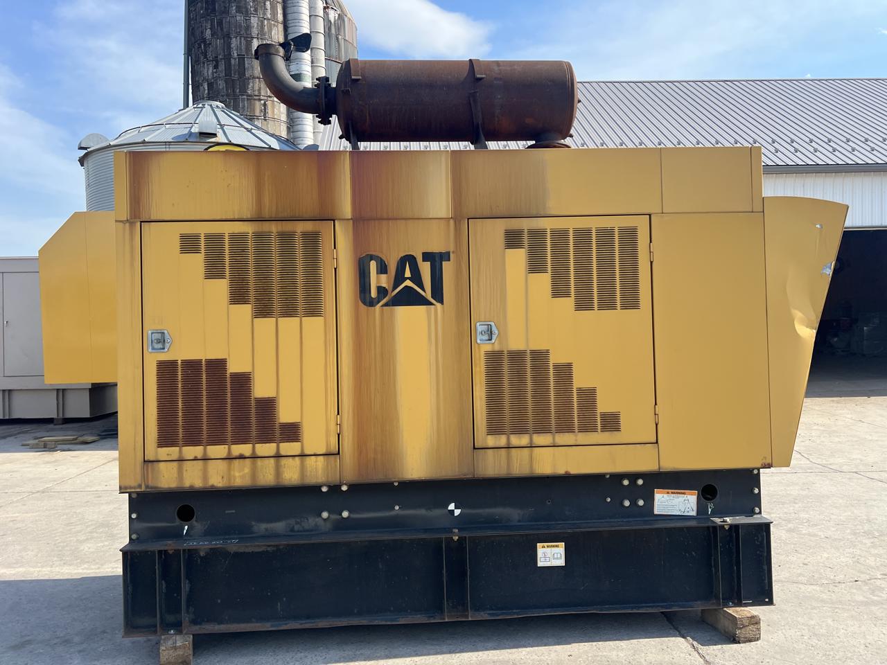 300 KW Caterpillar #SR-4B, Diesel Generator Set, 208 Volts, 1800 RPM, circuit breaker, 3PH, 616 hours, 1999 - Image 4