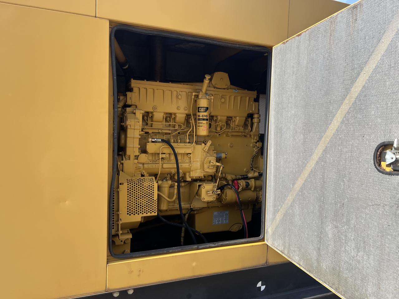 300 KW Caterpillar #SR-4B, Diesel Generator Set, 208 Volts, 1800 RPM, circuit breaker, 3PH, 616 hours, 1999 - Image 6