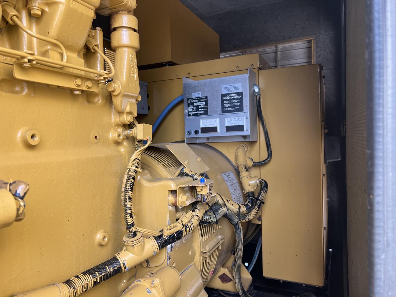 300 KW Caterpillar #SR-4B, Diesel Generator Set, 208 Volts, 1800 RPM, circuit breaker, 3PH, 616 hours, 1999 - Image 8