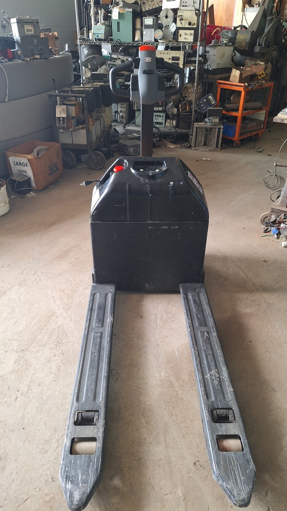 Big Joe #D-40, electric pallet jack, 38 hours, new batteries - Image 9