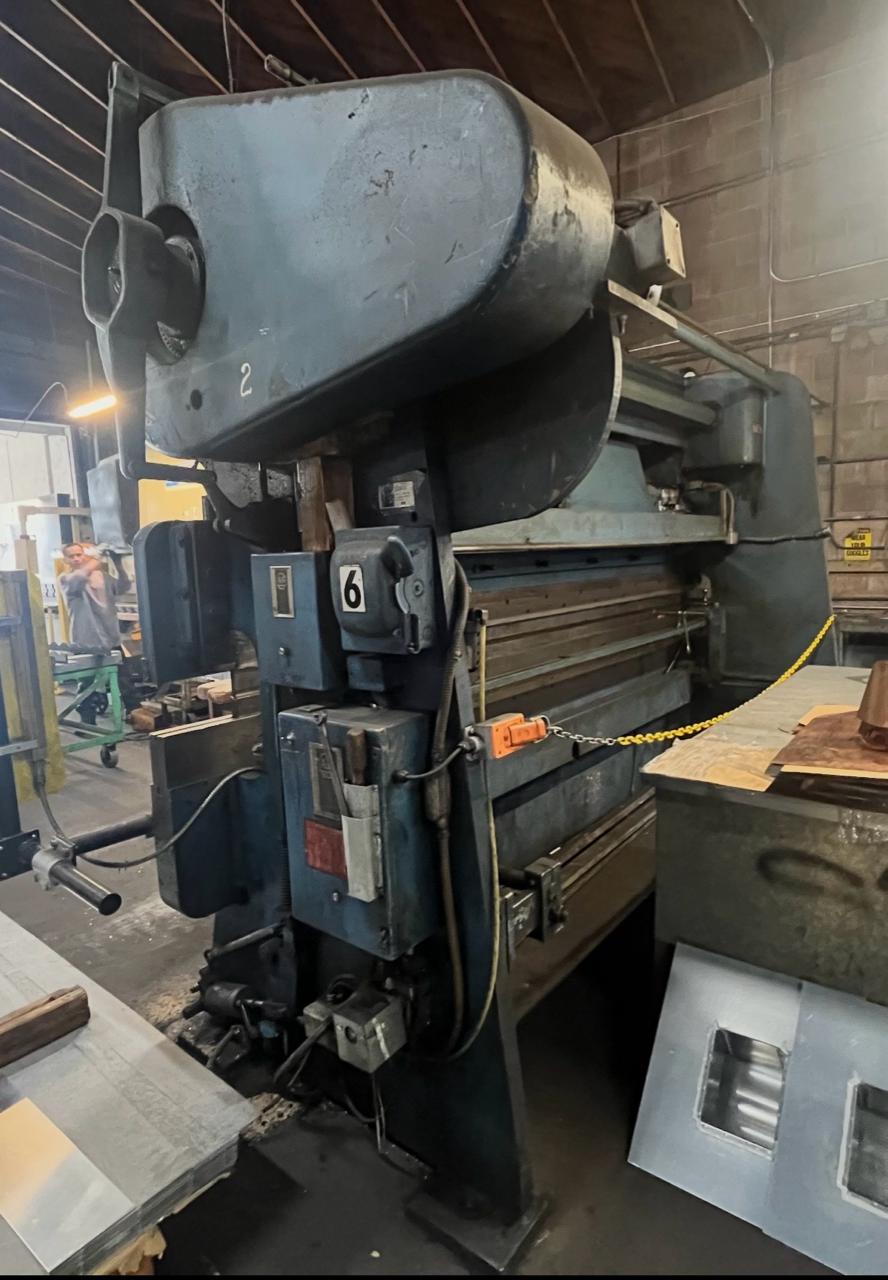 90 Ton, Chicago #1012L, mechanical press brake, 12' overall, 126" between housing, 3" stroke, 8" throat, 12" - Image 2