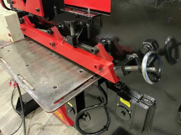 6" x 6" x 1/2" Edwards #Jaw-V, hydraulic ironworker, 115 ton, 12" throat, 7.5 HP, 30 SPM, 2000 - Image 8