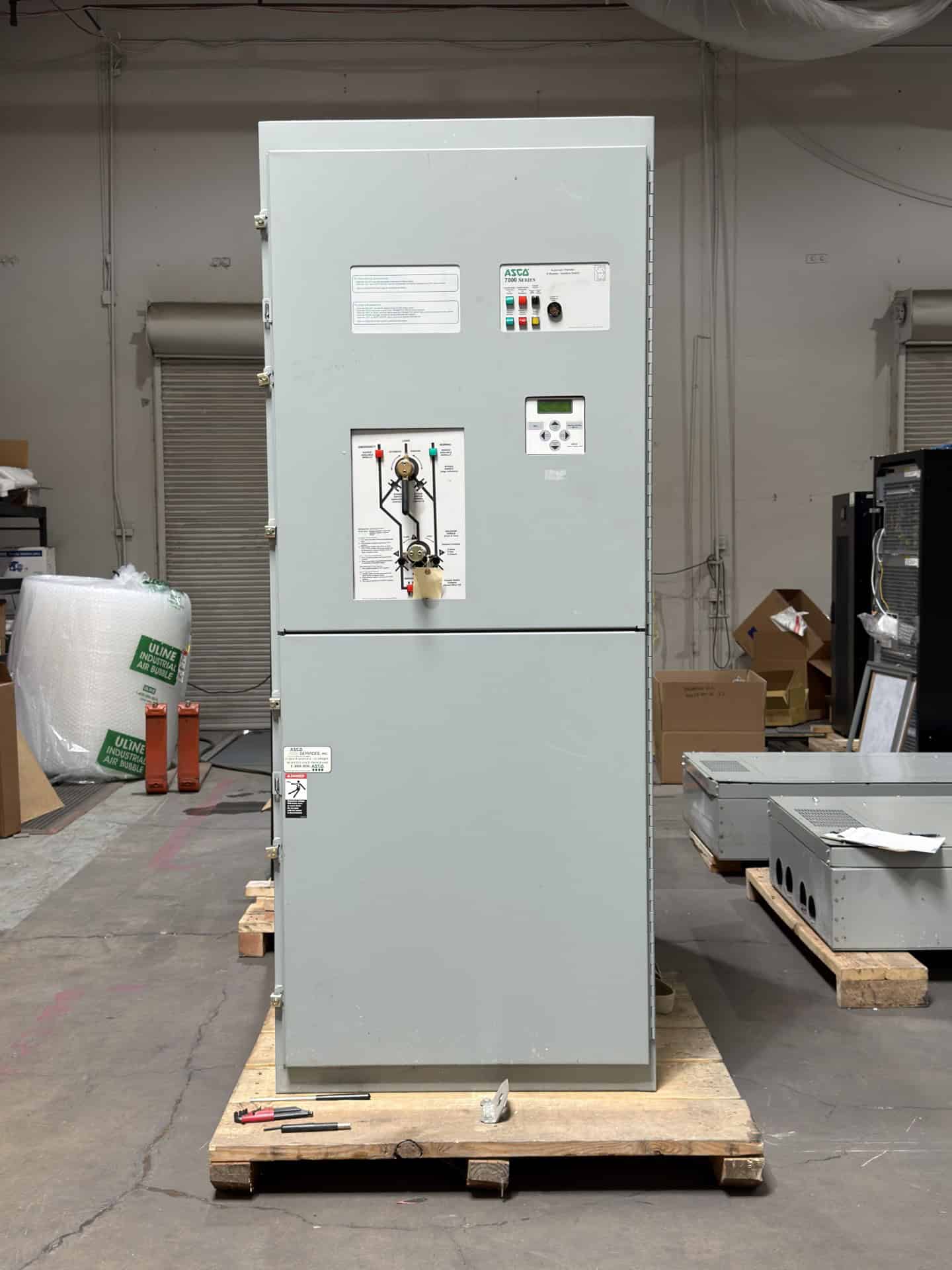 600 Amp. ASCO #F07ATBA30600C5XC, Automatic Transfer Switch, 3-pole, NEMA 1 enclosure, 208 Volt, 3PH - Image 1