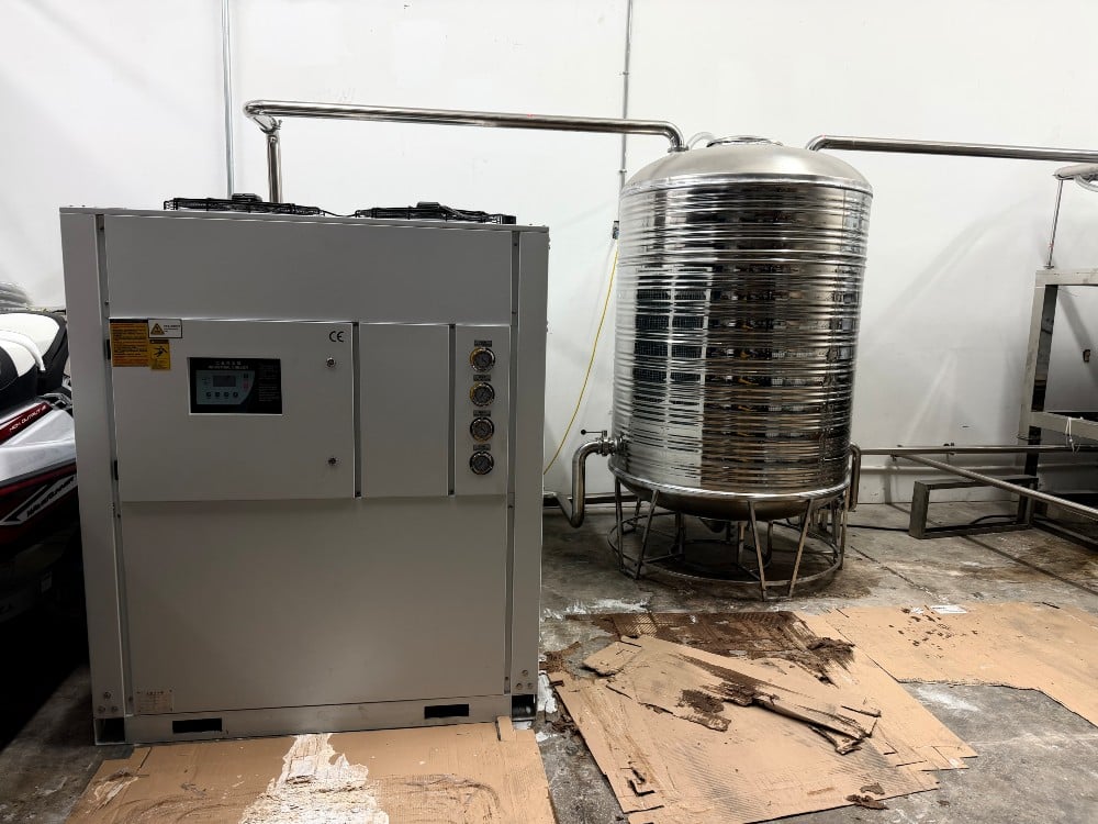Lienm #HTI-30AD, Industrial Water Chiller, with 528 Gallon Water Holding Tank, brand new - Image 4