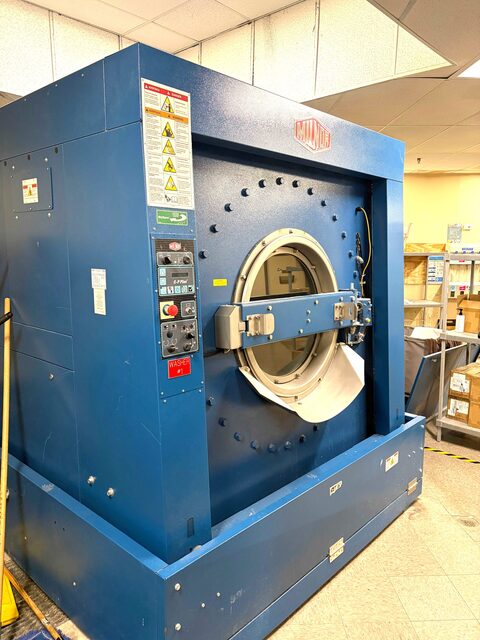 Milnor #48040F7B, Open Pocket Washer Extractor, 275 Lb., VFD, 2018 - Image 1