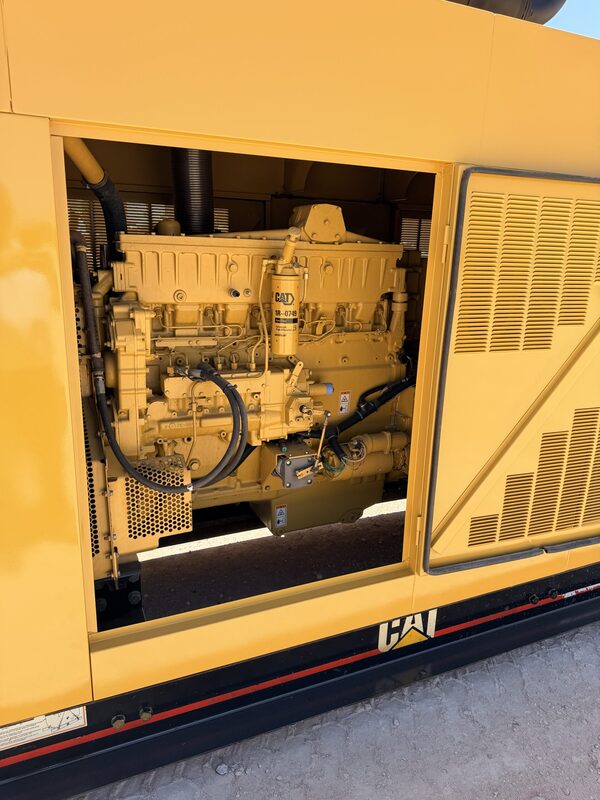 335 KW Caterpillar #D3406, diesel generator set, 240/480 Volts, 1568 hours, 449 BHP, 12 wire, Frame 449 - Image 2
