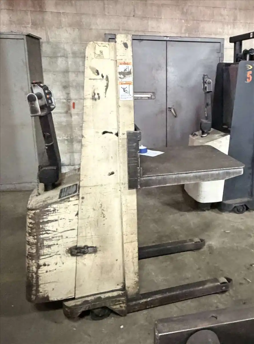 Electric order picker, Crown #15M, 1500 lb. capacity, 57" lift height - Image 1