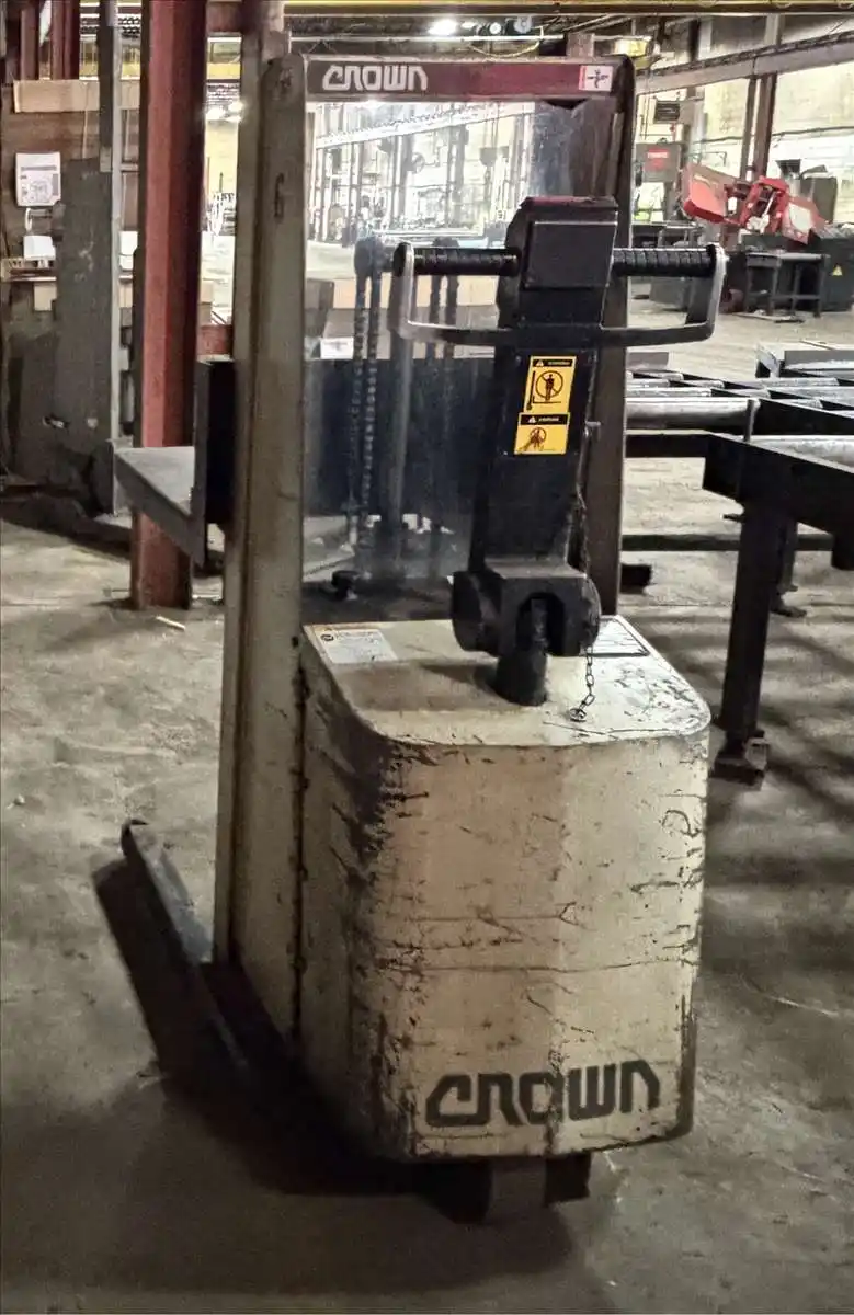 Electric order picker, Crown #15M, 1500 lb. capacity, 57" lift height - Image 2
