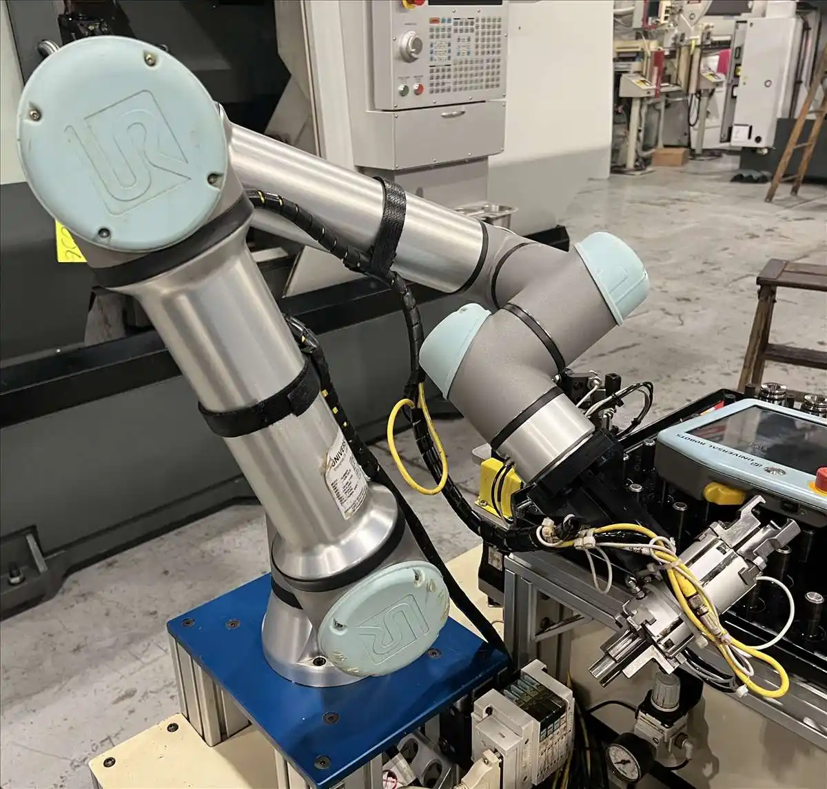 Universal Robots, ur- 5e, CoBot, 11 lb. payload, 33.5" reach, mounted on worktable, 2021 - Image 3