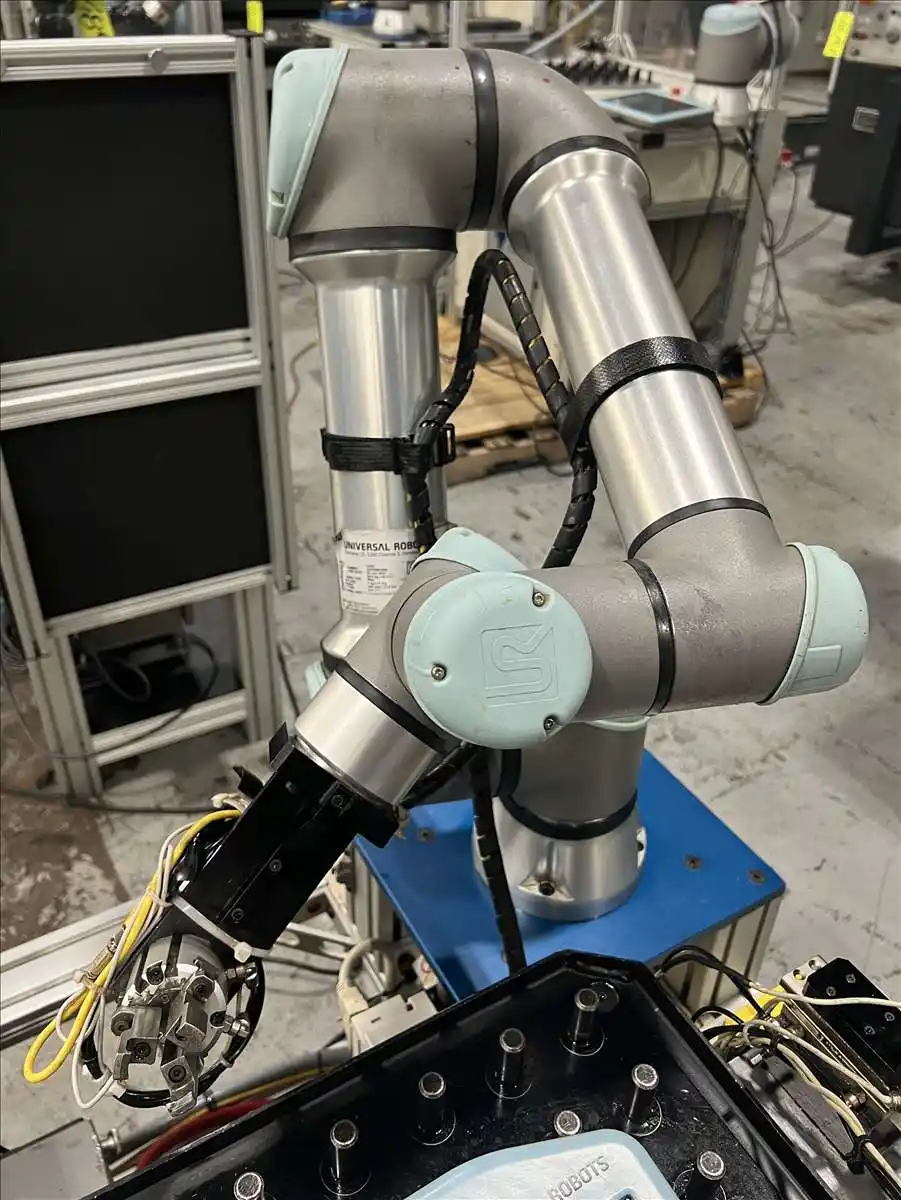 Universal Robots, ur- 5e, CoBot, 11 lb. payload, 33.5" reach, mounted on worktable, 2021 - Image 4