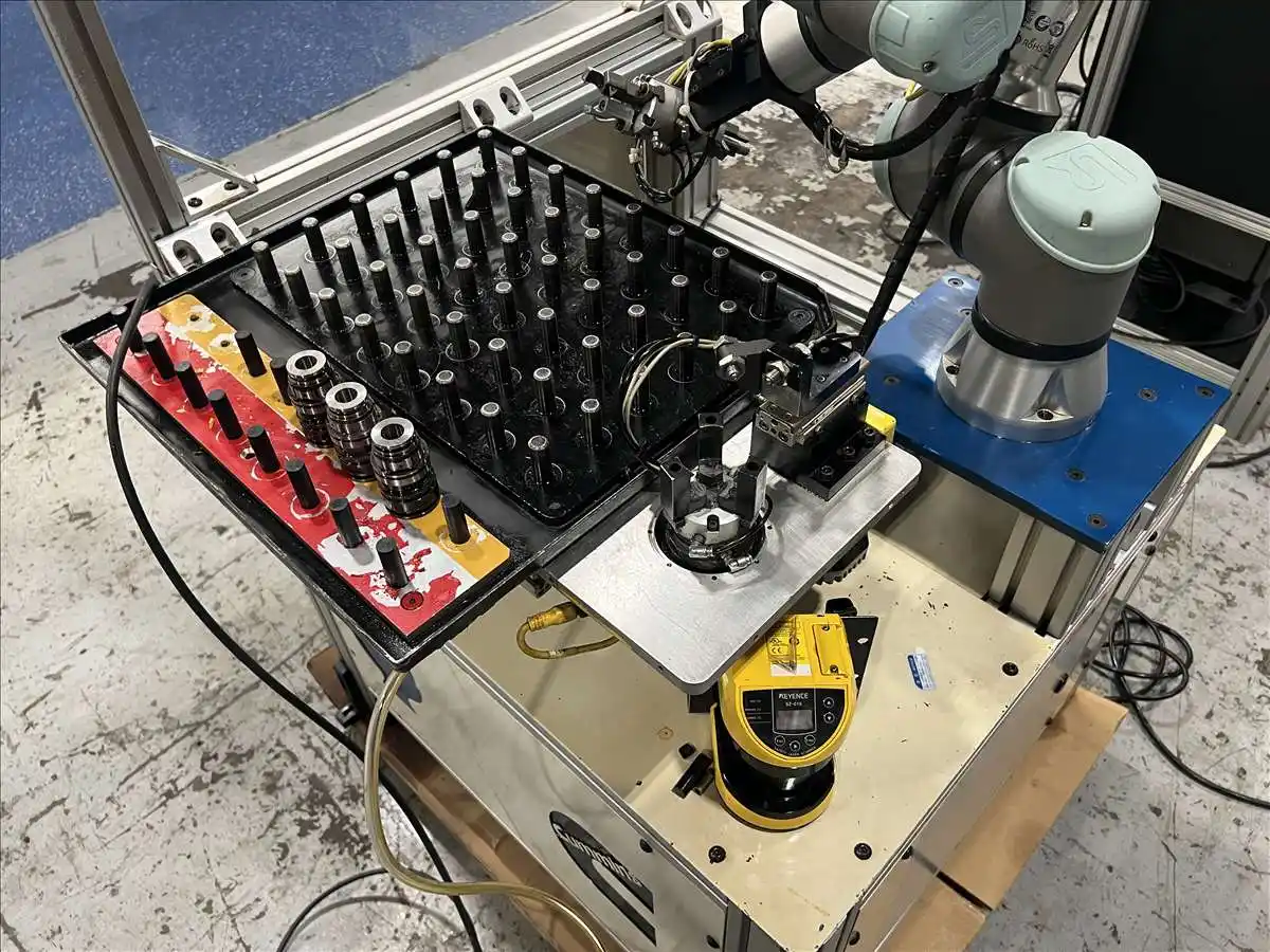 Universal Robots, ur- 5e, CoBot, 11 lb. payload, 33.5" reach, mounted on worktable, 2021 - Image 8