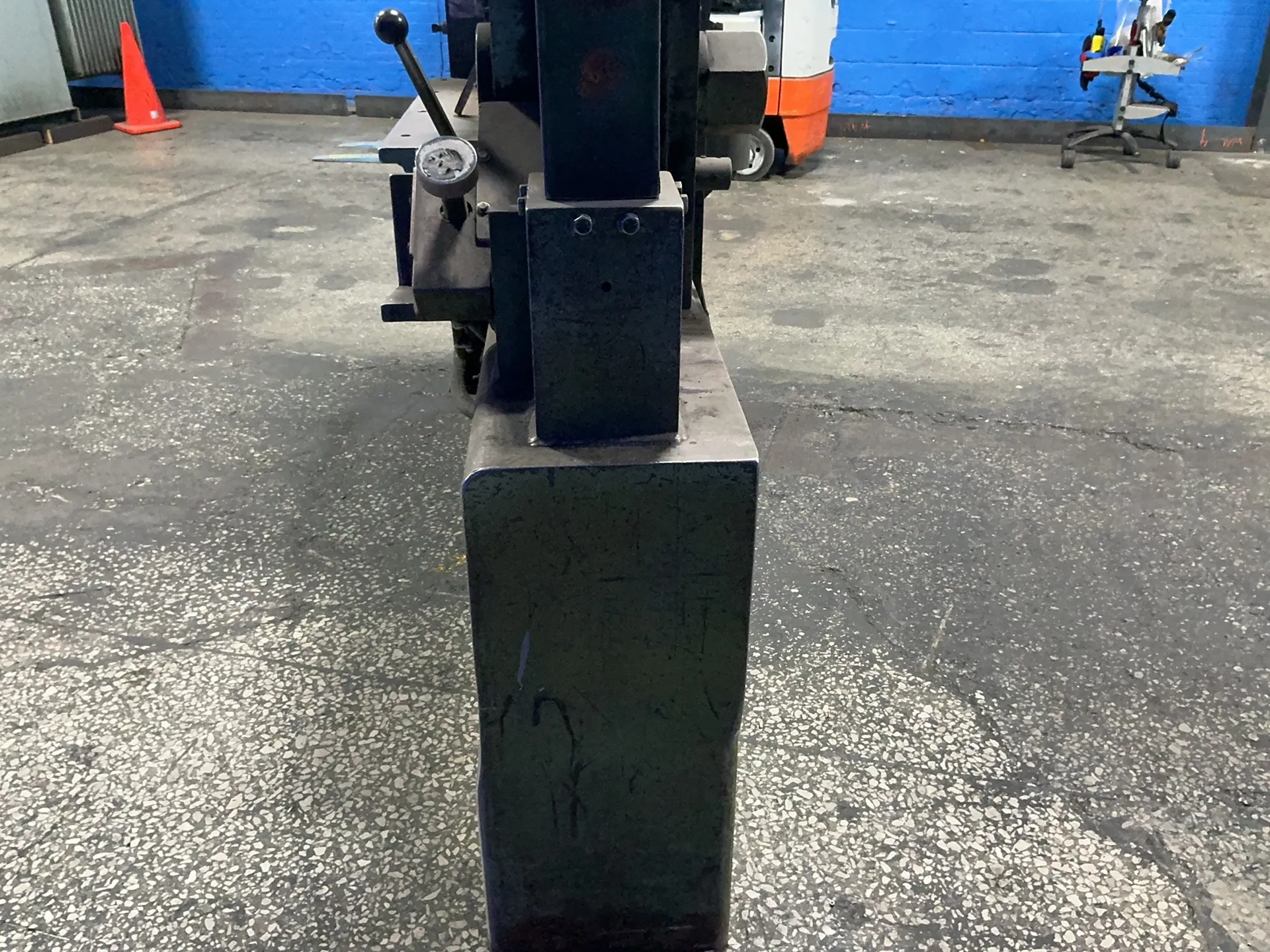 HMI #90-31, Ironworker, 17" x 39" capacity, foot pedal, 1996 - Image 3