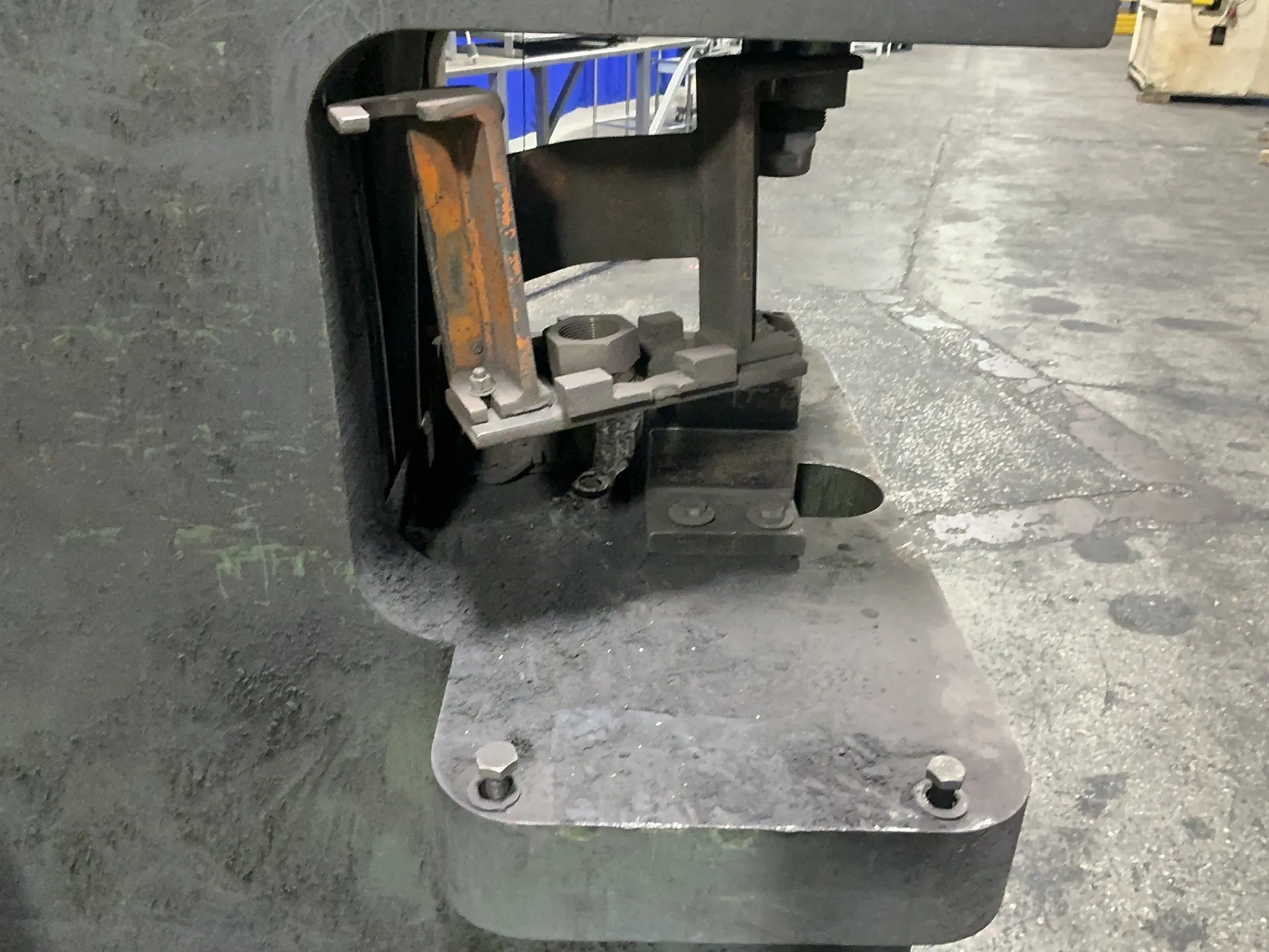 HMI #90-31, Ironworker, 17" x 39" capacity, foot pedal, 1996 - Image 6