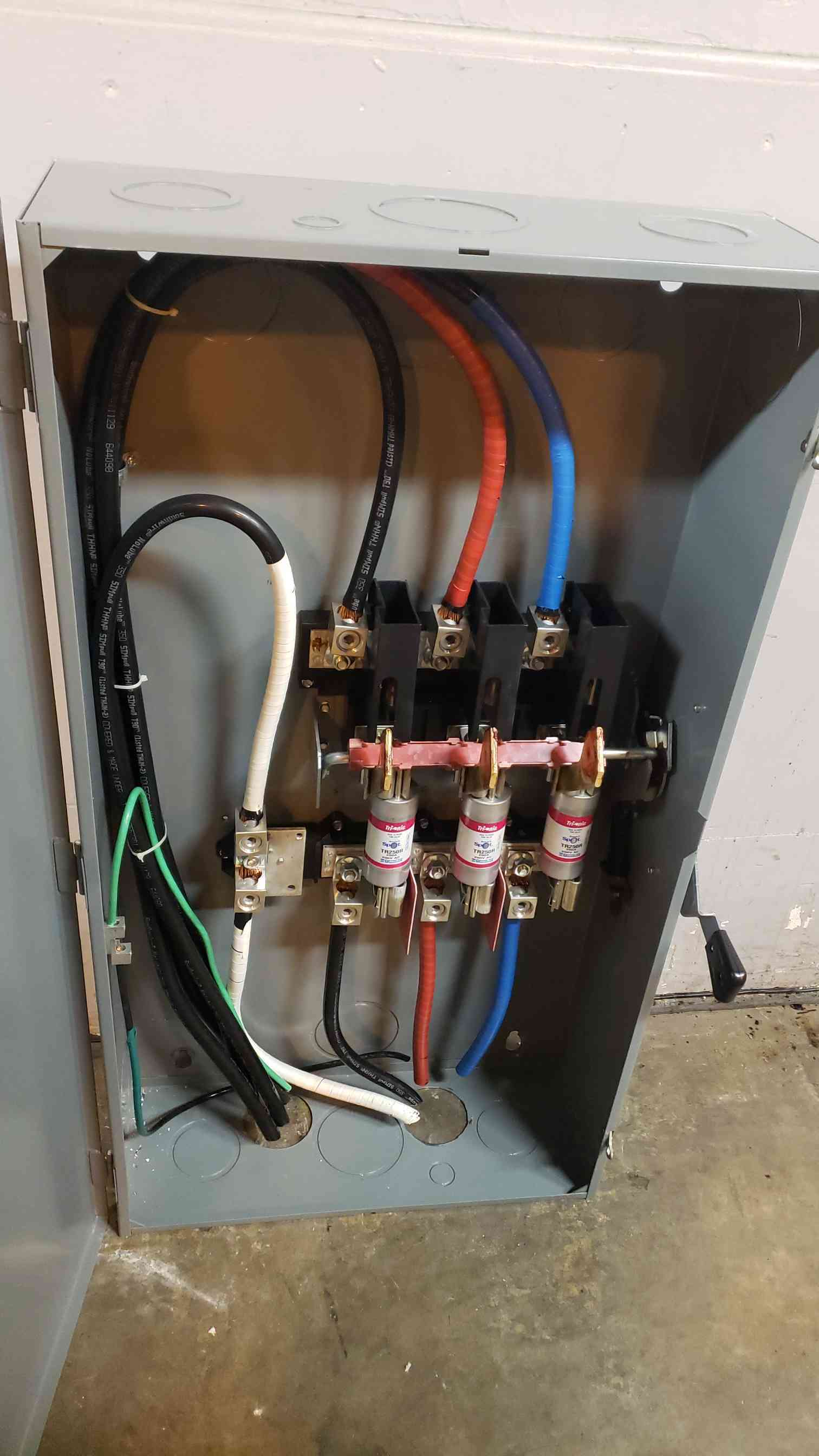 400 Amp. Square D #D325N, Fused Safety Switch, 240 VAC, loaded w/ 250A Tri-Onic Fuses - Image 3