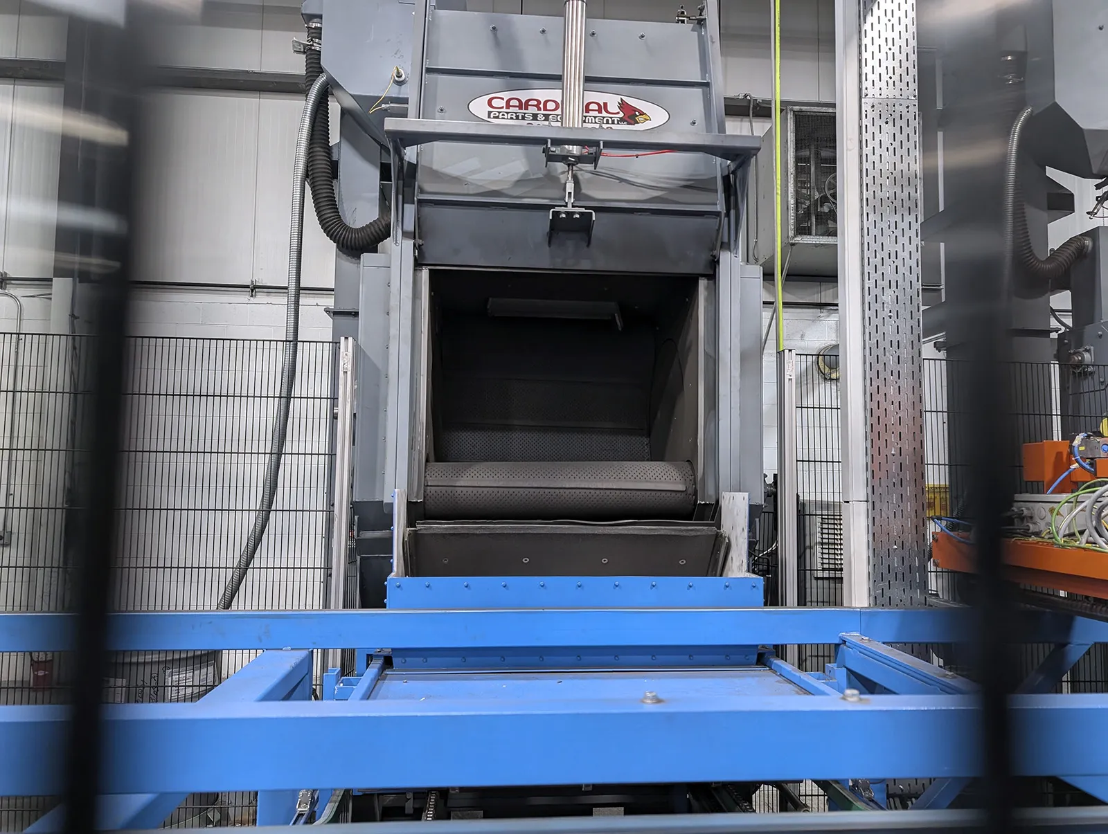 6 cu.ft. Cardinal #600, tumble blast, 600 lb. batch capacity, 17.5 HP blast wheel, 460 V., 3-phase, 2024 - Image 2