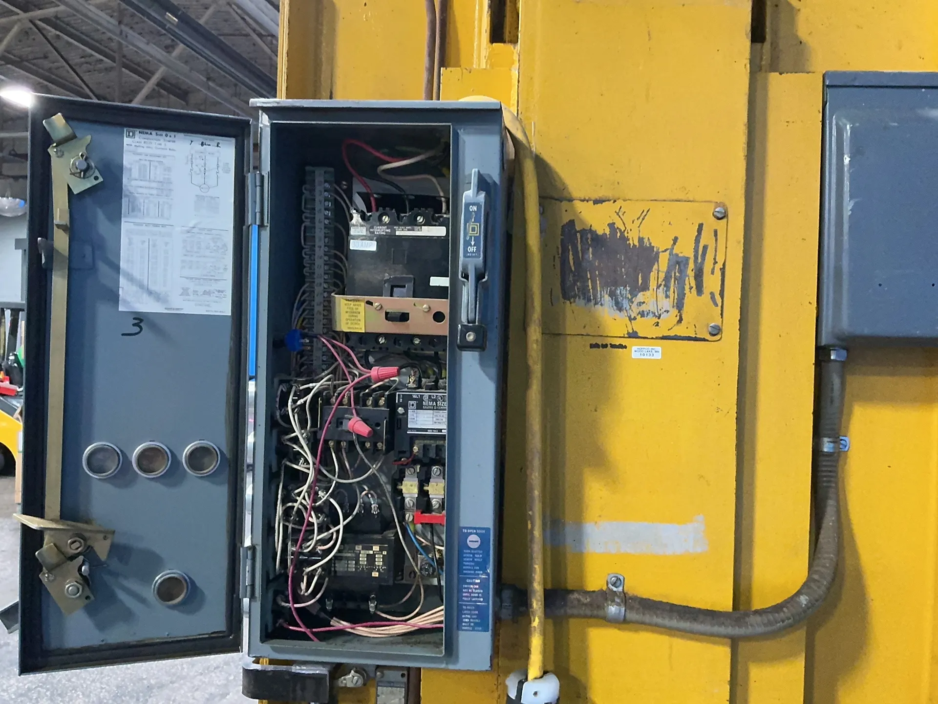 72" x 32" GPI, Downstroke Vertical Baler - Image 1