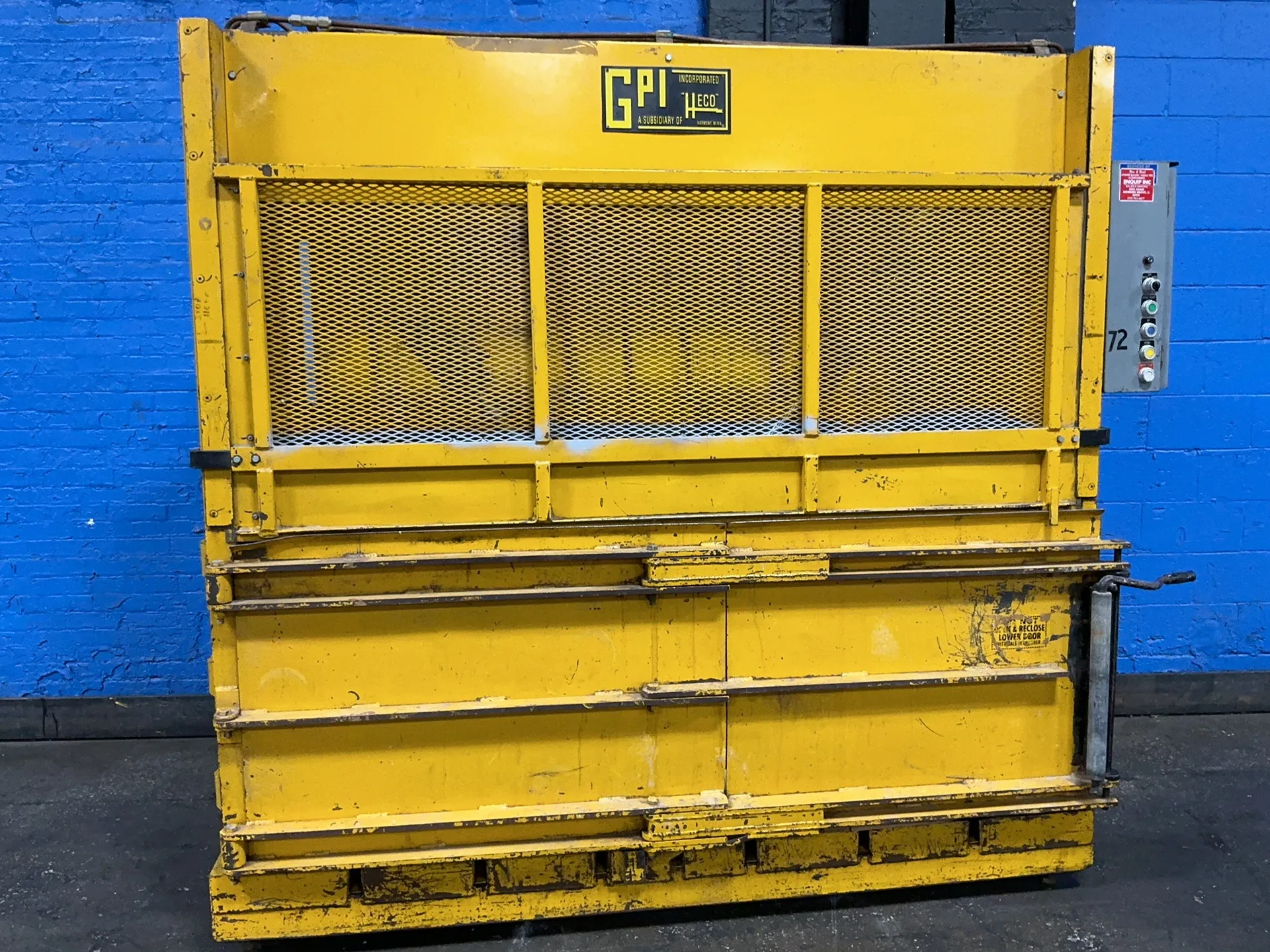 72" x 32" GPI, Downstroke Vertical Baler - Image 5