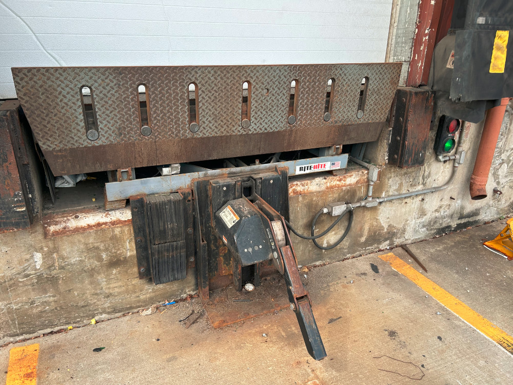 Loading dock serial #18339803026 Rite-Hite Dok-Lok SHR50 Trailer Restraint - Image 2