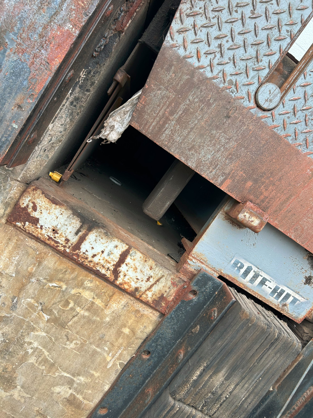 Loading dock serial #18339803026 Rite-Hite Dok-Lok SHR50 Trailer Restraint - Image 3