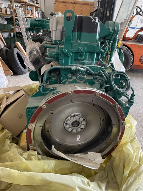 208 HP Volvo Penta #TAD561VE, industrial diesel engine, 155 KW / 208 HP - U.S. EPA LABEL - New Old Stock (NOS) - Image 7