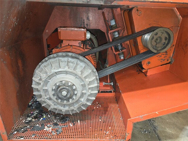 Weima #WLK-15, 59" x 59" V-rotor shredder, 120 HP AC motor, 15" diameter rotor, 90 RPM, serrated ram, 460 V. - Image 8