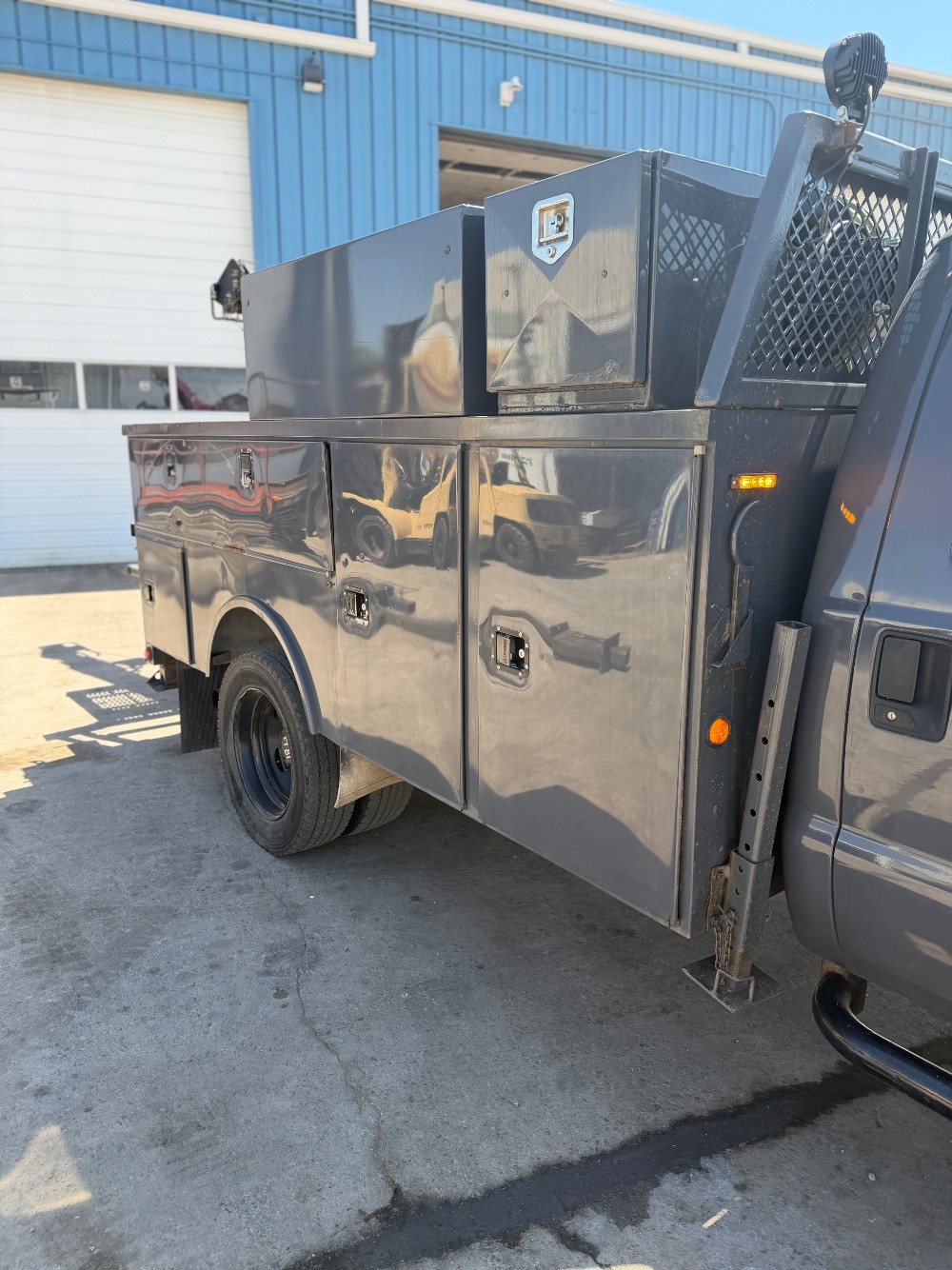 Ford Super Duty #F-550, Service Body with Crane, and Power Liftgate, 2006 - Image 2