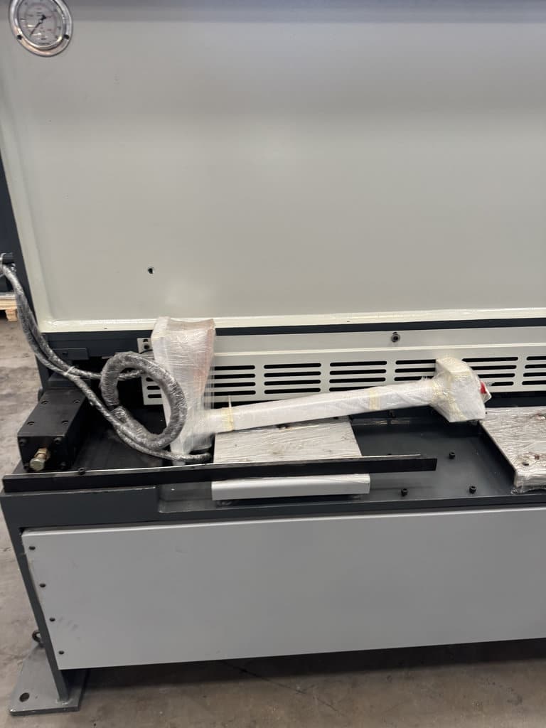 Jay-Shree #KHVR-430, 1/4" x 10' guillotine shear with NC controlled back gauge, 17 hold downs, 2026 - Image 4